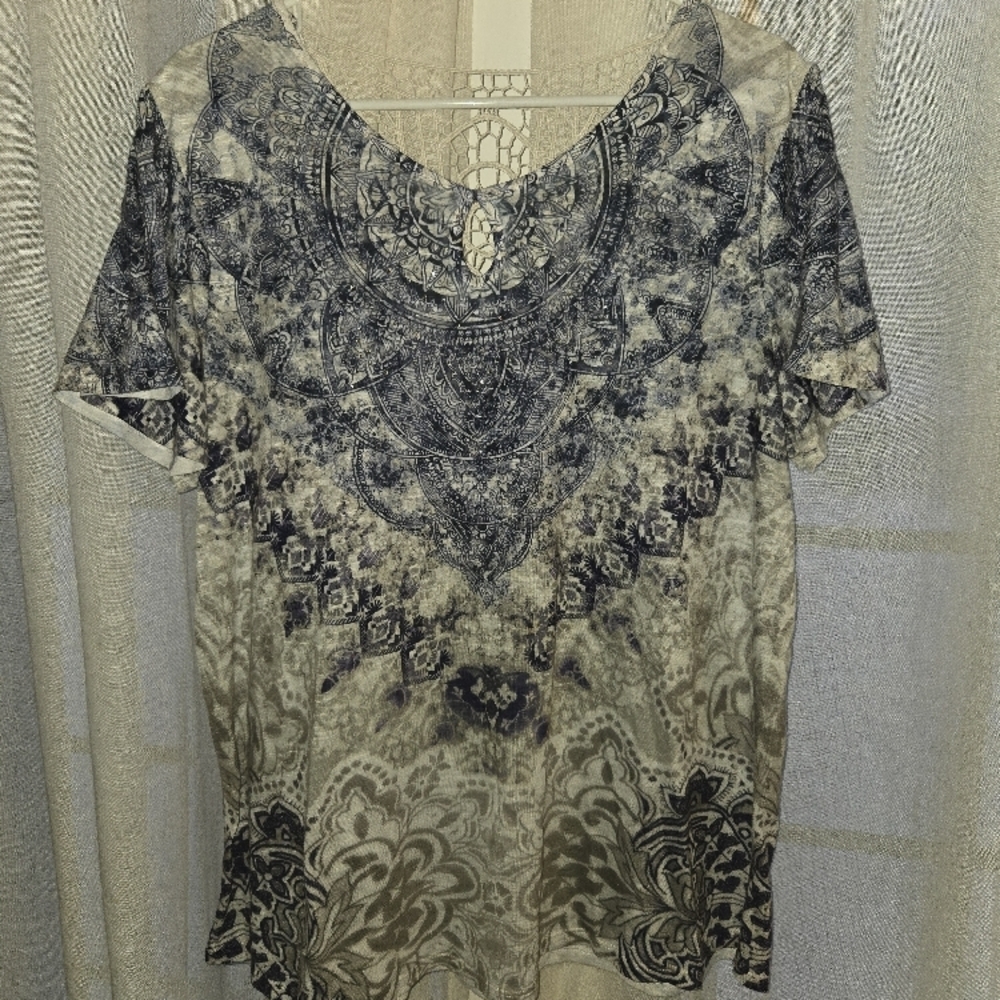 Women's Black and White Patterned Top